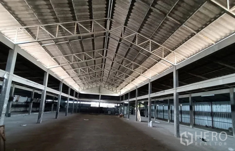 คลังสินค้า ให้เช่าในSaphan Sung, Bangkok - มุมมองทางเดินกลางของโกดัง ใต้หลังคาโครงเหล็กแบบสแปนกว้าง