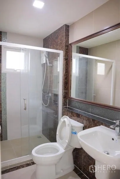 独立式住宅 出租在Bang Phli, Samut Prakan - 现代卫浴，玻璃淋浴间、坐便与大镜。