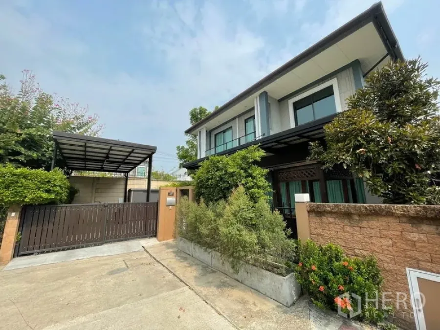 Detached House for rent - Modern two-storey detached house with gate, covered carport and lush front hedges.