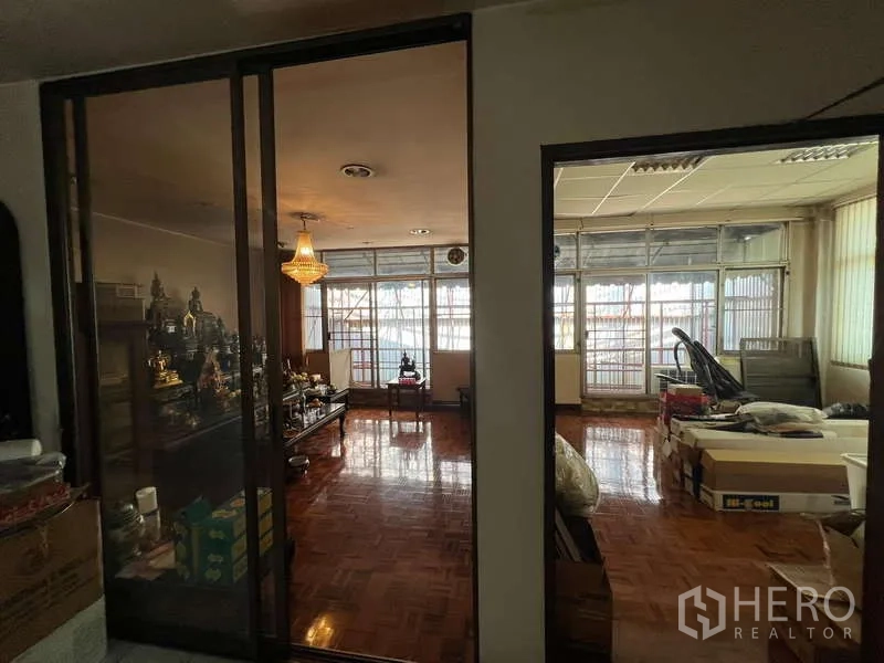 店屋 出租 - 相连的两间房，木地板、推拉玻璃门与采光良好。