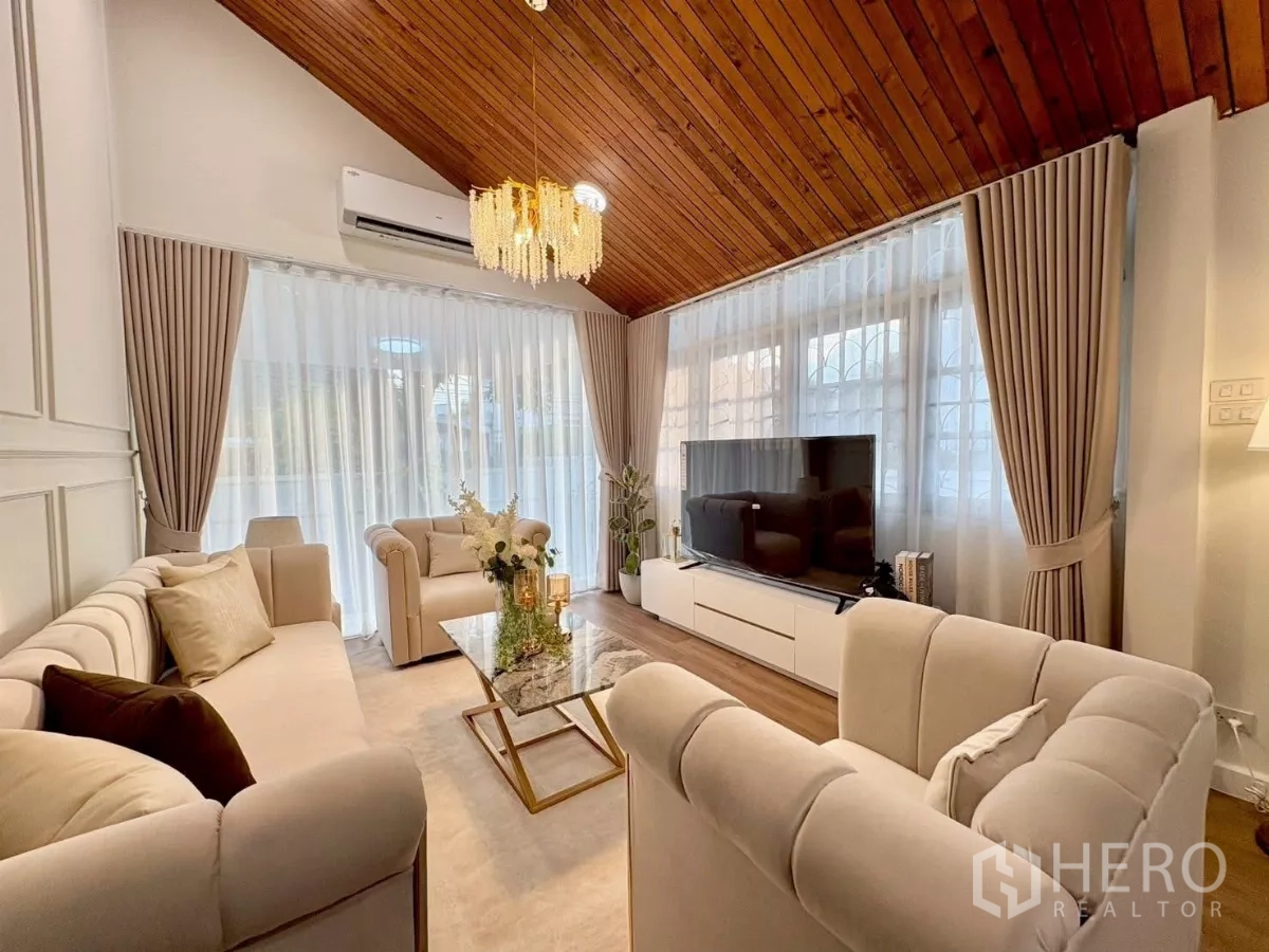 独立式住宅 出租在Huai Khwang, Bangkok - 宽敞客厅，双沙发与大尺寸电视柜
