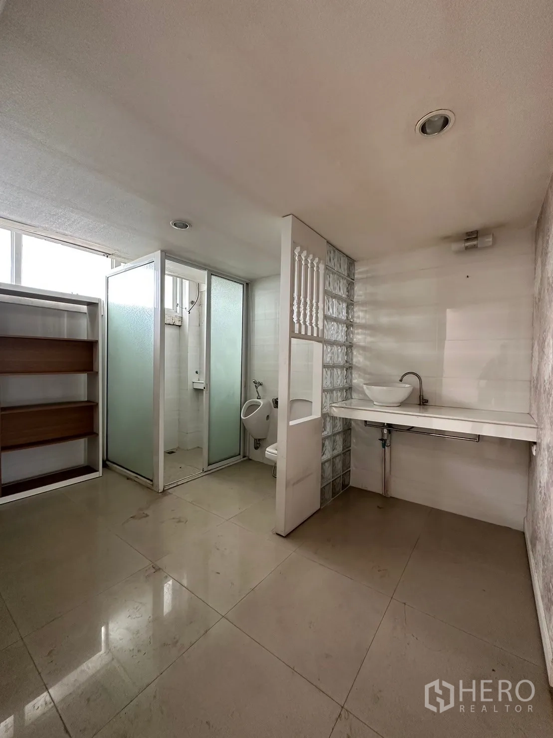 Retail Space for rent in Watthana, Bangkok - Tiled bathroom with urinal, shower stalls and vanity sink