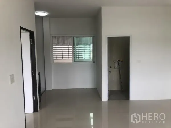 工厂 出租在Sai Noi, Nonthaburi - 办公室带窗户及内置卫生间，装饰简洁清爽。