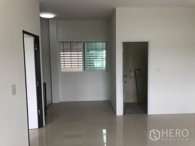 工厂 出租在Sai Noi, Nonthaburi - 办公室带窗户及内置卫生间，装饰简洁清爽。