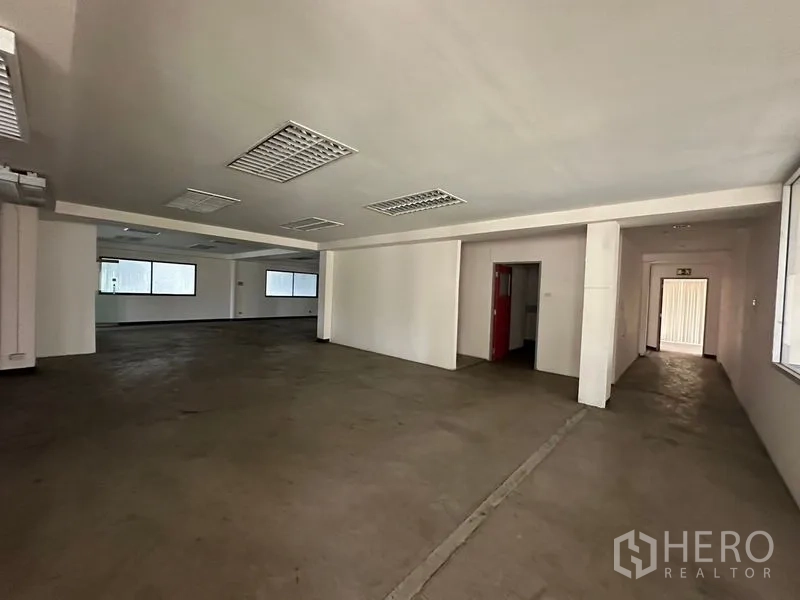货栈 出租在Suan Luang, Bangkok - 宽敞楼层连接安全通道，悬挂式日光灯充足。