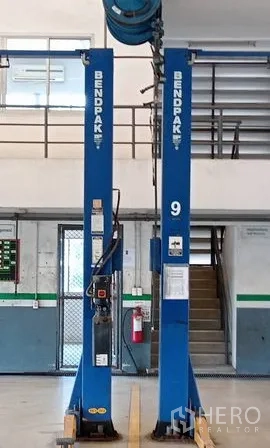 货栈 出租或出售在Lam Luk Ka, Pathum Thani - 室内车间配双柱举升机与夹层楼梯