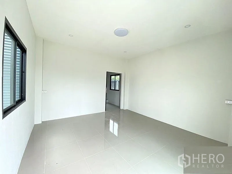 Factory for rent in Bang Bua Thong, Nonthaburi - Spacious multipurpose room with glossy tiles and large windows.