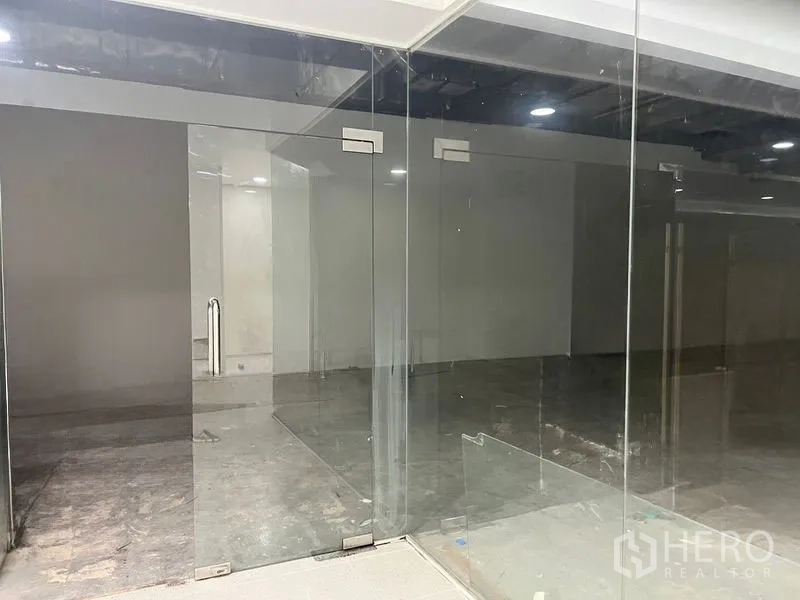 Retail Space for rent in Khlong Toei, Bangkok - Transparent glass facade with double swing doors and illuminated interior beyond.