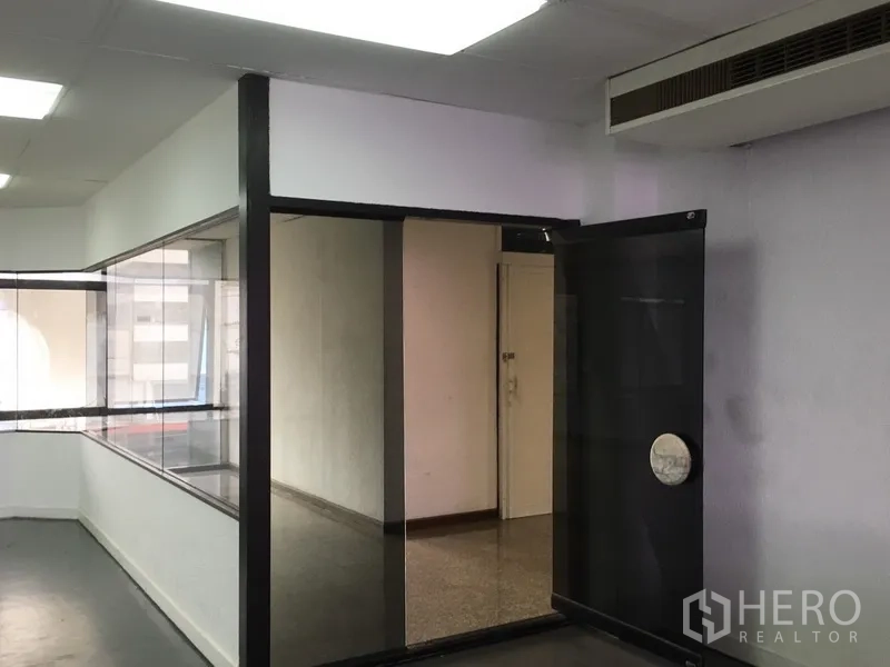 สำนักงาน for ในHuai Khwang, Bangkok - พื้นที่สำนักงานกั้นกระจกและทางเดิน สว่างด้วยไฟฟลูออเรสเซนต์