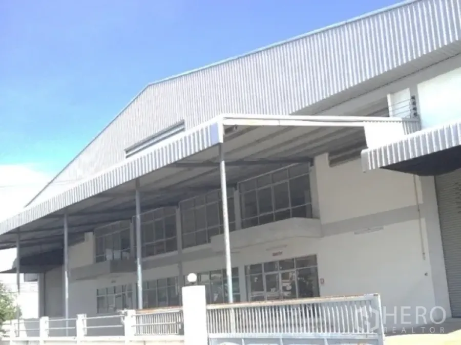 货栈 出租在Samut Prakan - 邦普里现代仓库，高尖顶金属屋面，玻璃办公区与带顶装卸月台。
