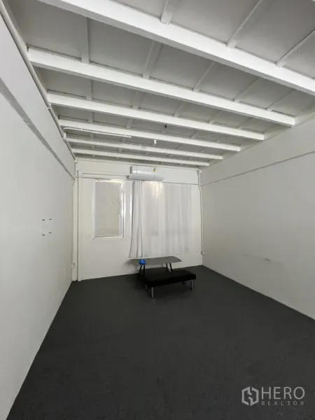 Shophouse for rent or sale in Khlong Toei, Bangkok - Bright upper-floor room with white ceiling, window and carpet flooring.