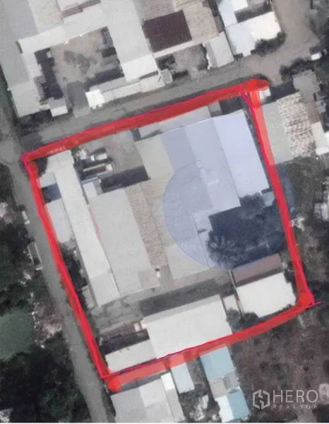Warehouse for sale in Lam Luk Ka, Pathum Thani - Aerial view of the industrial land parcel outlined in red within a local road grid.