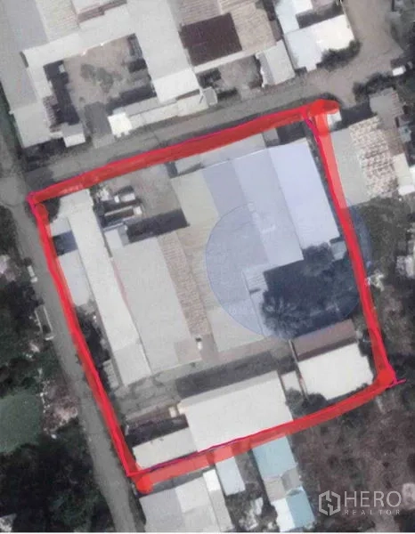Warehouse for sale in Lam Luk Ka, Pathum Thani - Aerial view of the industrial land parcel outlined in red within a local road grid.