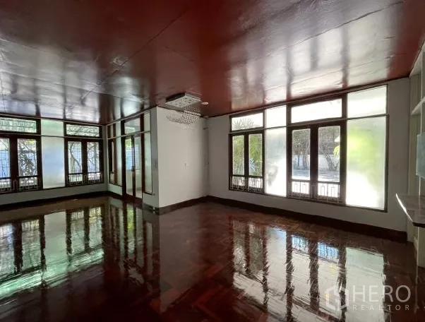 Home Office for rent in Watthana, Bangkok - Bright room with parquet floors, floor-to-ceiling windows and a chandelier.