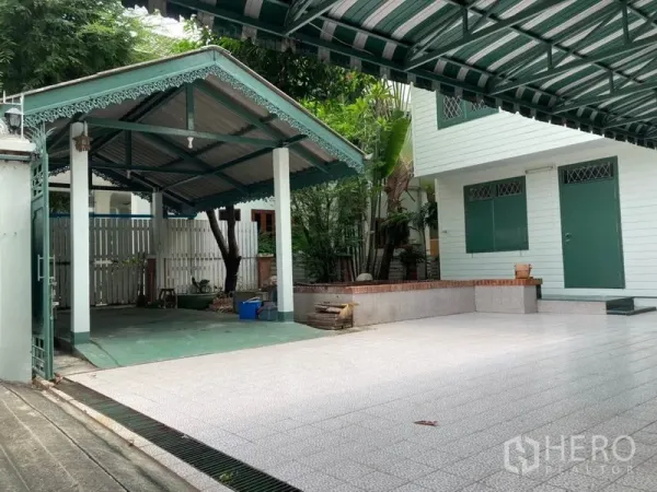 Detached House for rent in Sathon, Bangkok - Gated driveway with covered parking and an open patio at a Bangkok home.