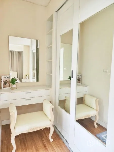 Detached House for rent in Prawet, Bangkok - Bright vanity corner with mirrored wardrobe and cushioned bench in a Prawet, Bangkok detached house.