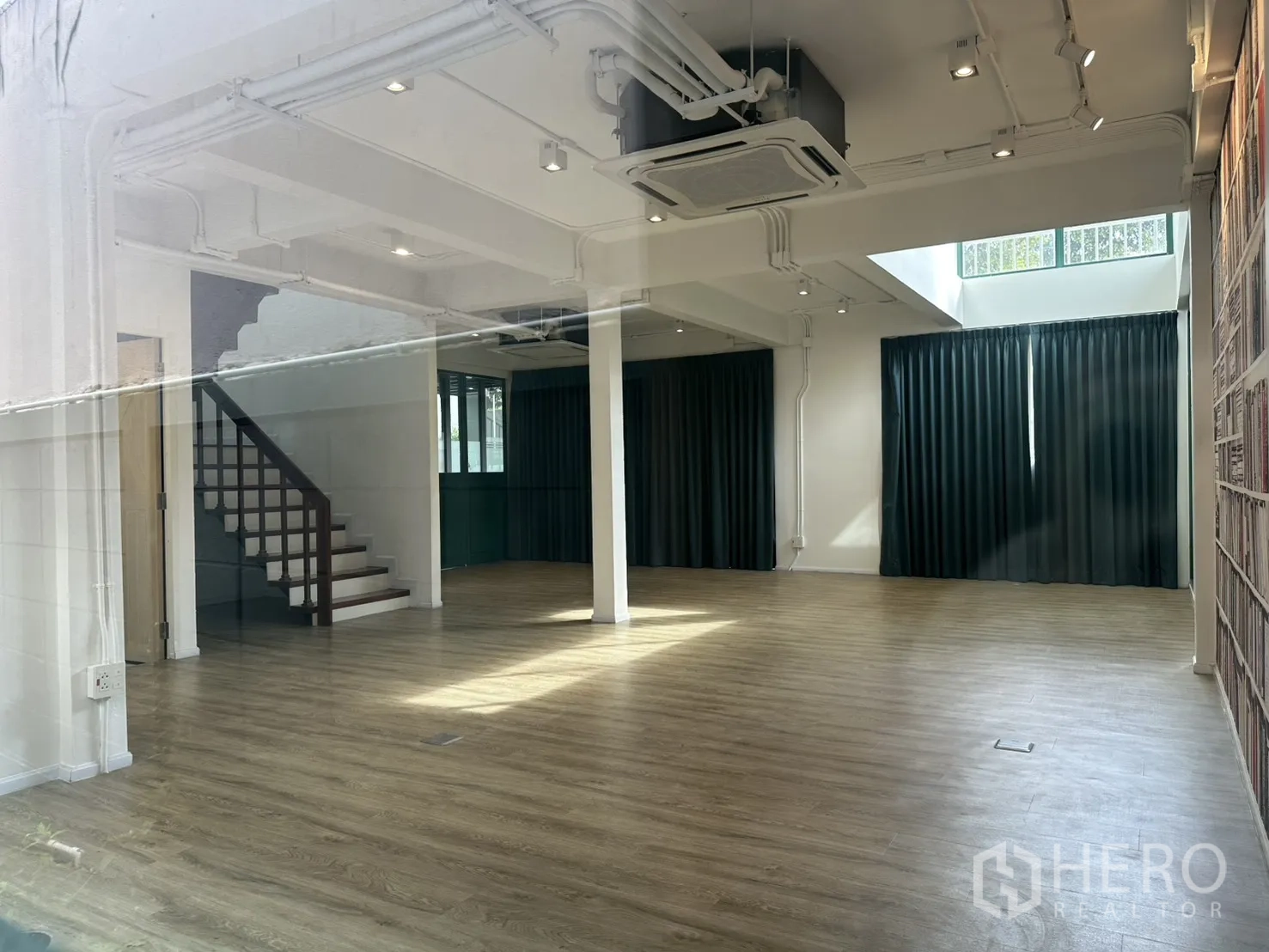 带办公室的家 出租或出售在Phra Khanong, Bangkok - 透过玻璃看到宽阔大厅与深色窗帘和天窗