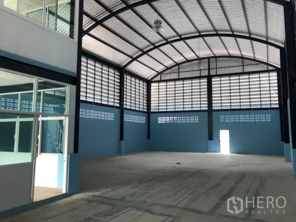 Factory for rent or sale in Bang Bua Thong, Nonthaburi - Open factory floor with louvered ventilation panels and bright skylights.