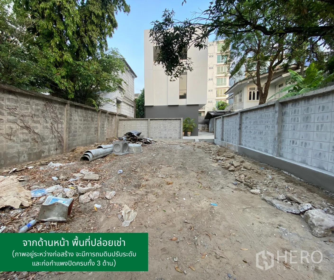 Land for rent in Phaya Thai, Bangkok - Inside the plot from the front, level ground with perimeter walls on three sides.