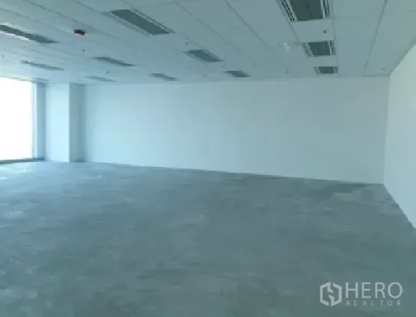 Office Space for rent in Din Daeng, Bangkok - Spacious unfurnished office floor with smooth concrete slab and large blank wall.