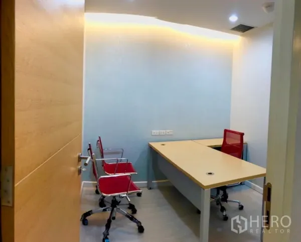 สำนักงาน ให้เช่าในBang Na, Bangkok - ห้องผู้บริหารขนาดกะทัดรัด โต๊ะทำงานยาว เก้าอี้ทำงานสีแดง และไฟซ่อน
