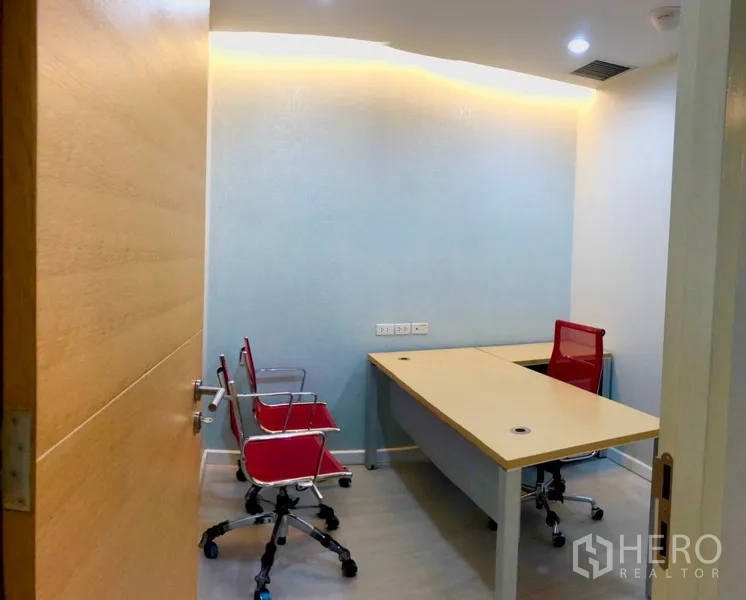 สำนักงาน ให้เช่าในBang Na, Bangkok - ห้องผู้บริหารขนาดกะทัดรัด โต๊ะทำงานยาว เก้าอี้ทำงานสีแดง และไฟซ่อน
