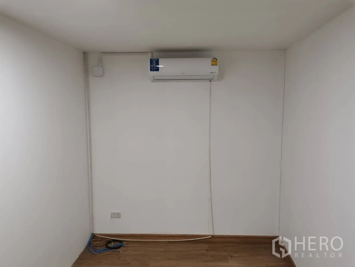 Warehouse for rent in Suan Luang, Bangkok - Compact office room with air-conditioning and power outlets.