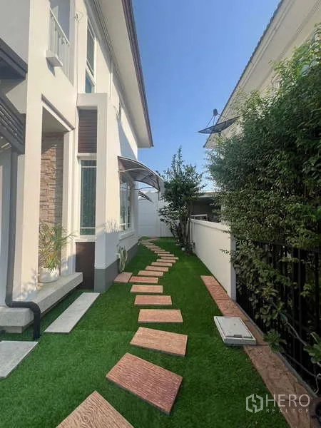Detached House for rent in Bang Kapi, Bangkok - Side garden with stepping stones along the house and privacy fence.