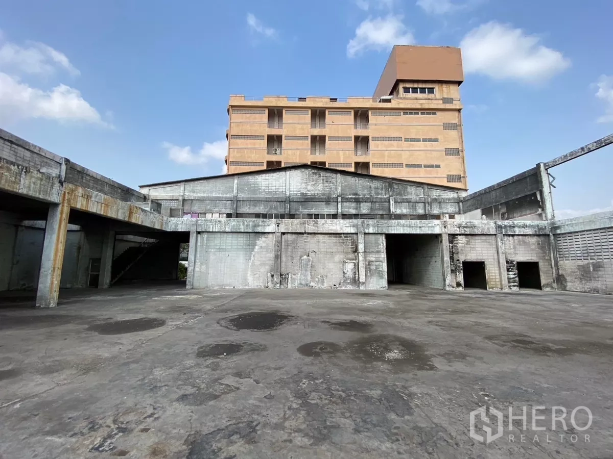 工厂 出售在Bang Phli, Samut Prakan - 面向多个装卸口与仓库入口的大型空旷场地。