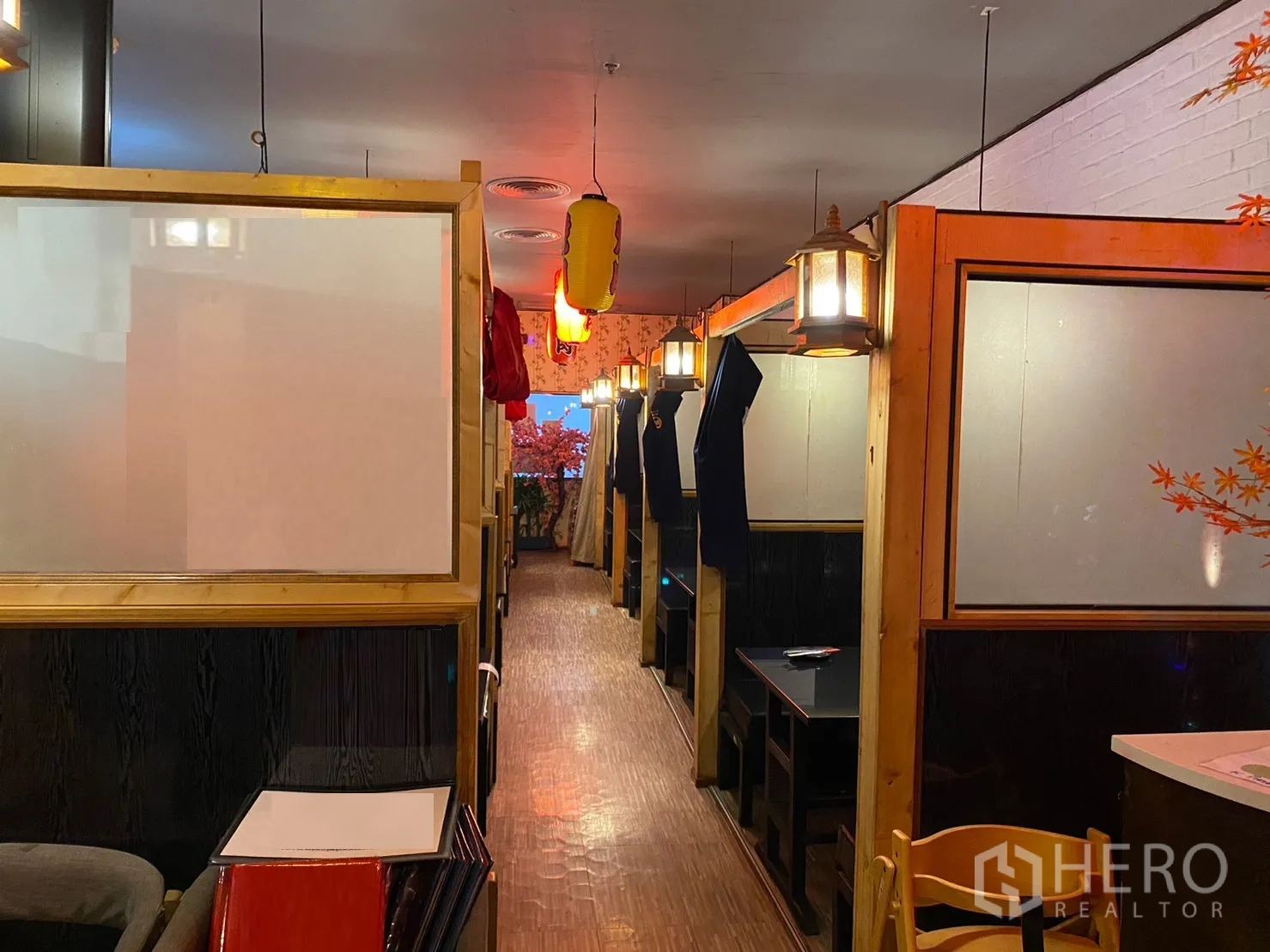 Retail Space for rent in Watthana, Bangkok - Long aisle of restaurant booths with lanterns and wood accents