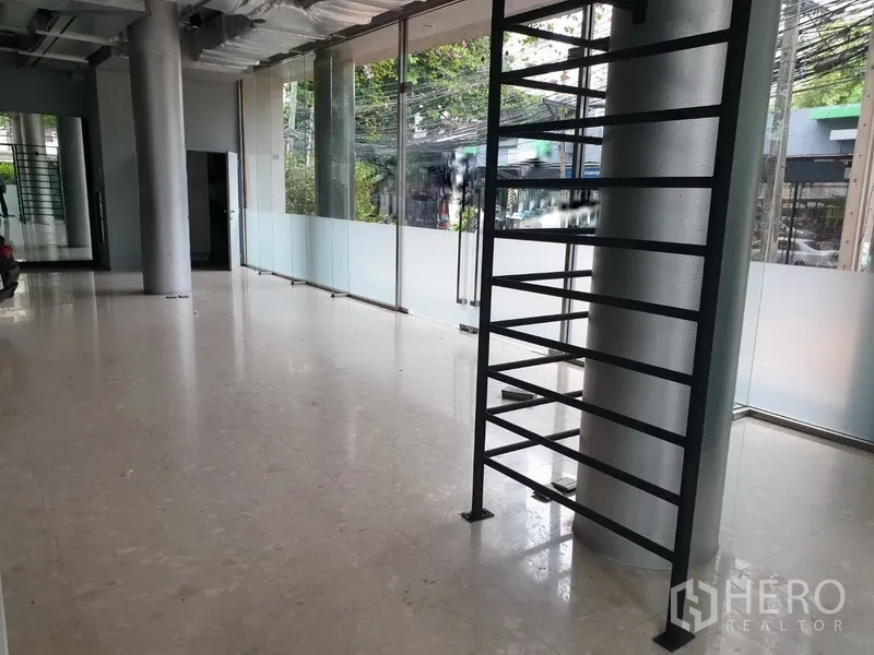 办公空间 出租在Khlong Toei, Bangkok - 开放式办公室内部，落地玻璃窗、抛光地面与外露天花，位于素坤逸商圈。