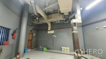 Retail Space for rent in Khlong Toei, Bangkok - Back-of-house room featuring industrial ventilation ducts and utilities.