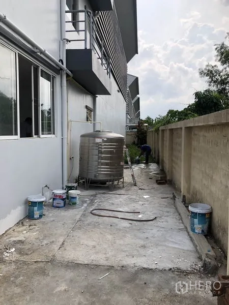 货栈 出租或出售在Lam Luk Ka, Pathum Thani - 建筑侧面服务区，带不锈钢水塔与维护通道。