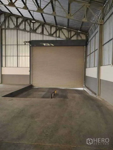 Warehouse for rent in Lat Krabang, Bangkok - Loading dock area with roller shutter inside the building