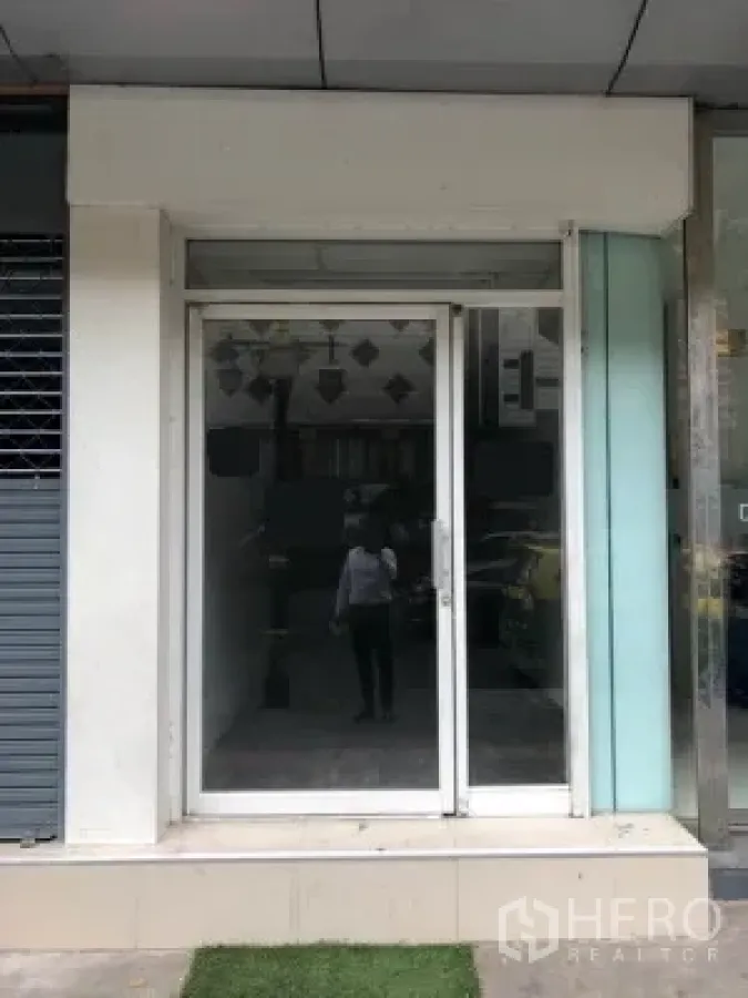 零售空间 出租在Khlong Toei, Bangkok - 紧凑型临街零售店面，配有推拉式玻璃门立面。