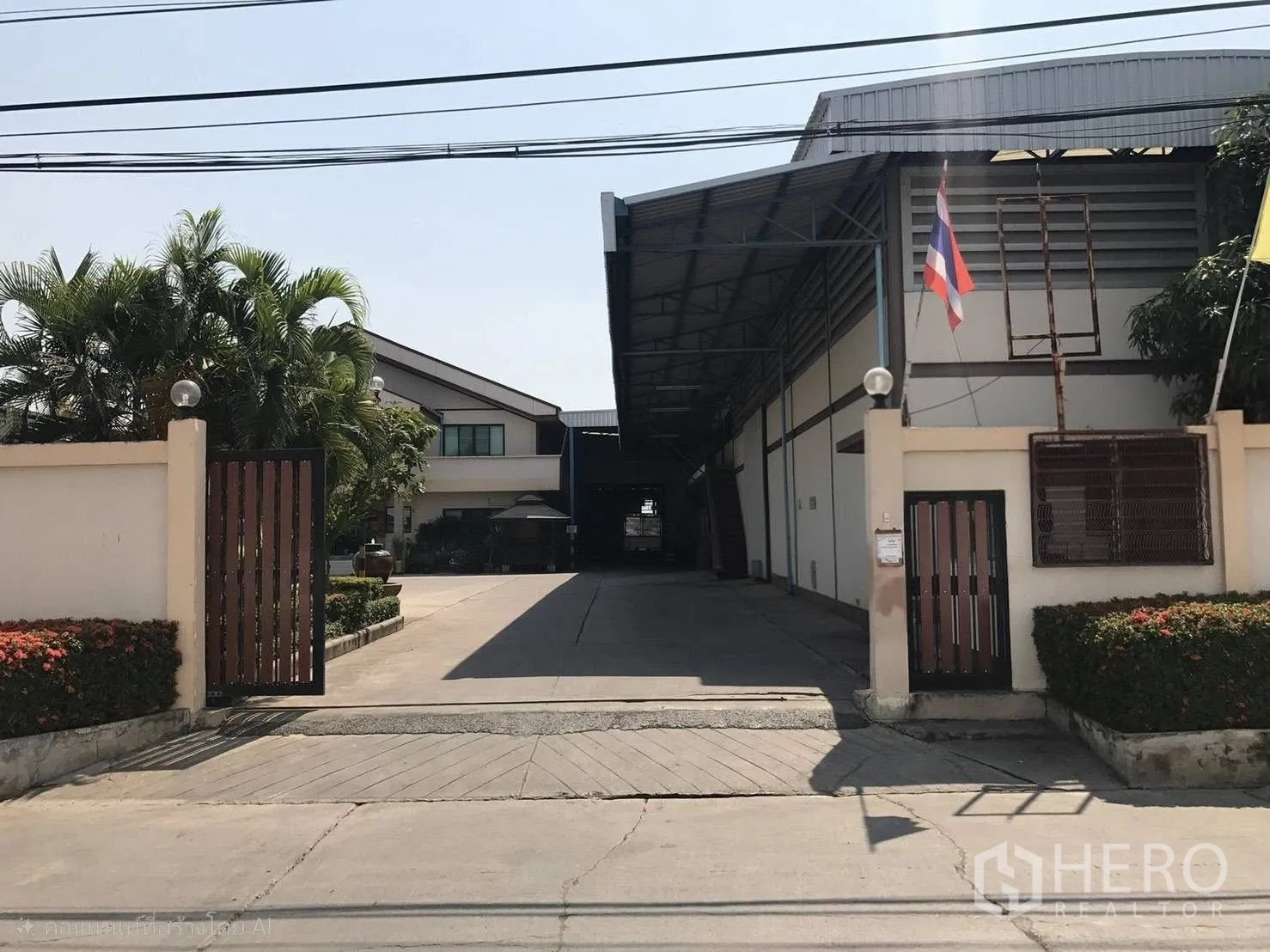 Factory for rent in Bang Phli, Samut Prakan - Main entrance gate of the factory compound with driveway and perimeter wall.