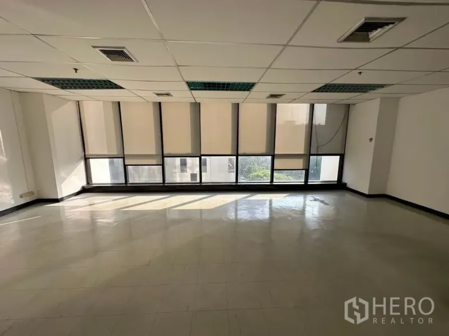 办公空间 出租在Ratchathewi, Bangkok - 采光充足的空置办公室，整面窗配遮阳帘，瓷砖地面与吊顶，靠近BTS帕亚泰站。