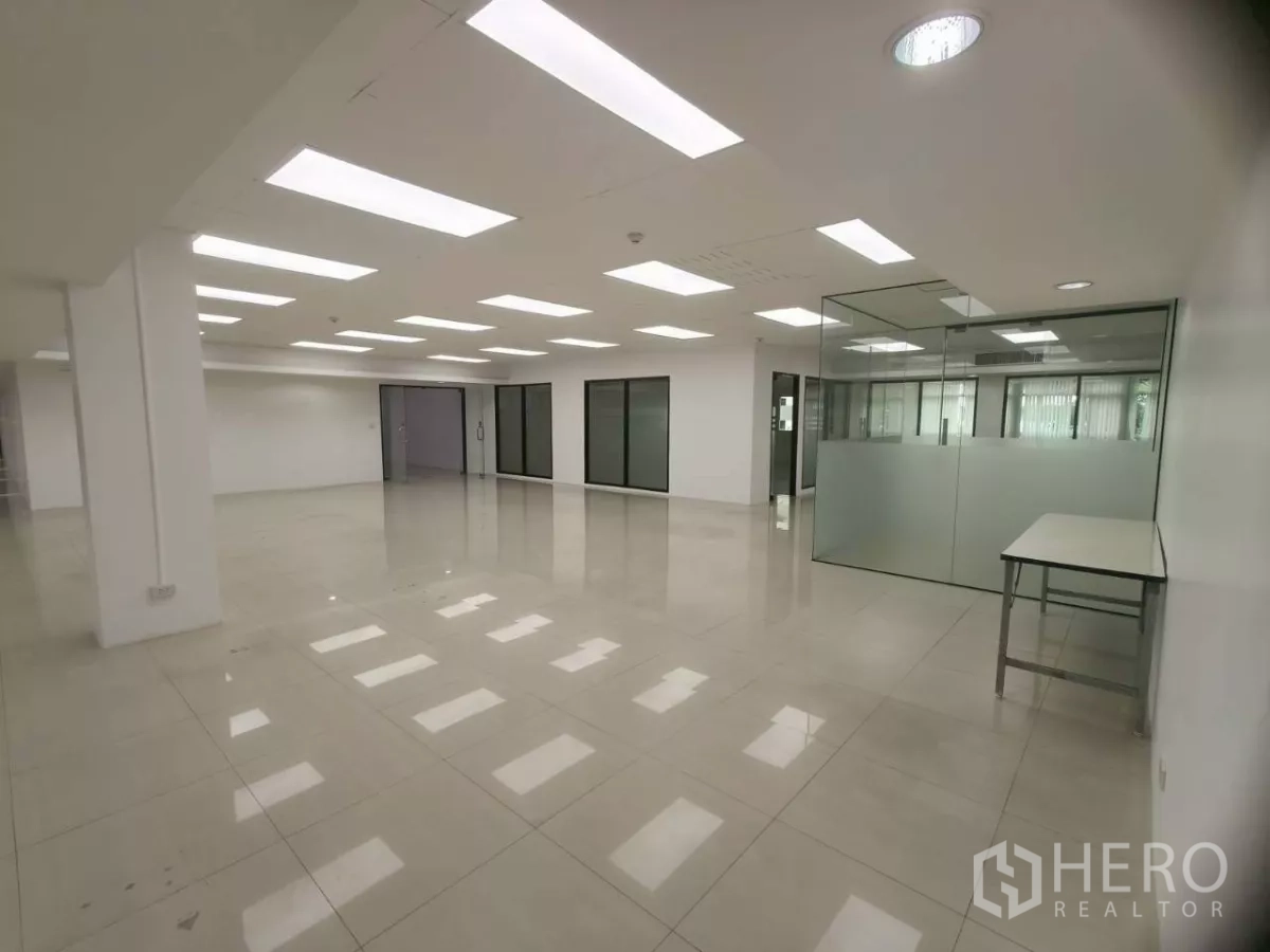 Office Space for rent in Chatuchak, Bangkok - Open workspace featuring a glass meeting room and abundant ceiling lights