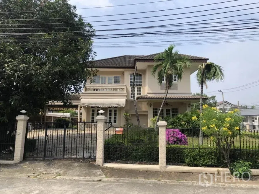 Detached House for rent - Two-storey detached house with gated frontage and tropical garden in Bang Na, Bangkok.