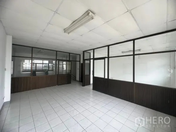 Factory for rent in Khlong Luang, Pathum Thani - Partitioned office room with glass panels and tiled floors inside the factory.