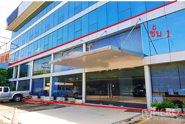 Office Space for rent in Suan Luang, Bangkok - Ground-floor entrance with glass doors, drop-off canopy, and parking bays.