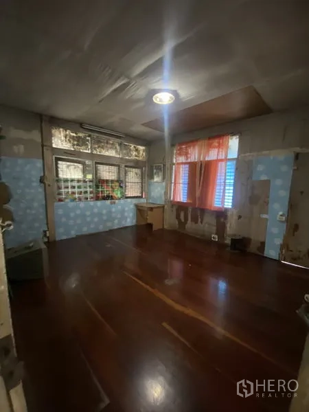 独立式住宅 出租在Khlong Toei, Bangkok - 另一间房，木地板、带护栏的窗户与旧墙面