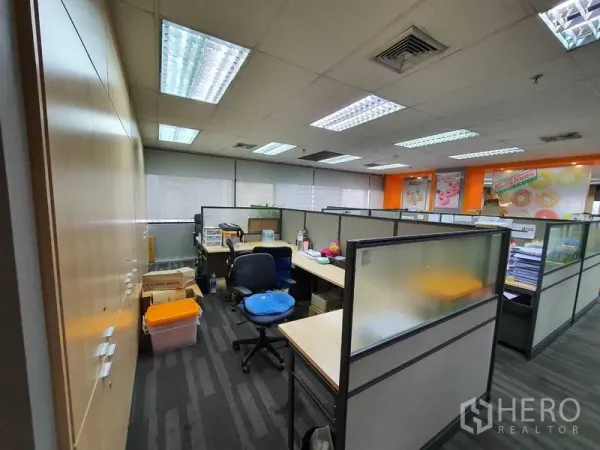 Office Space for rent in Watthana, Bangkok - Open-plan office with cubicle workstations, carpet tiles, grid ceiling lights and wide windows with blinds.