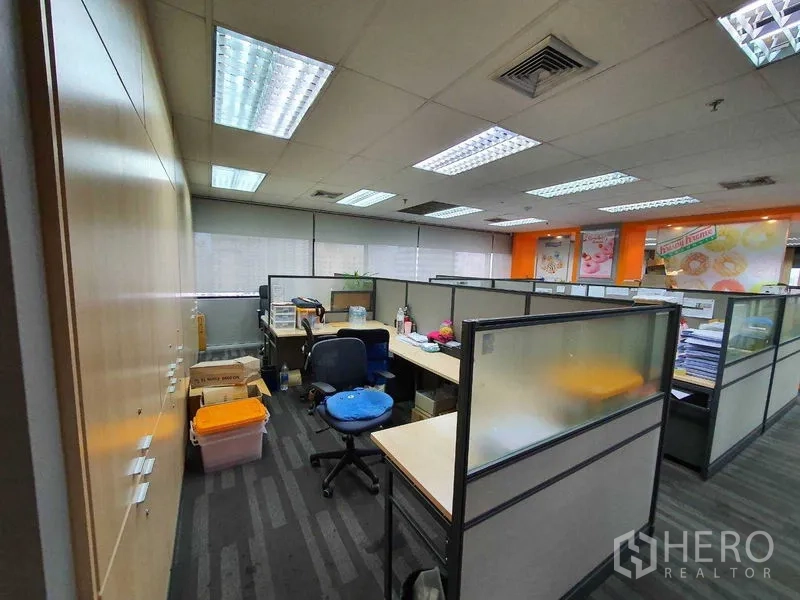 Office Space for rent in Watthana, Bangkok - Open-plan office with cubicle workstations, carpet tiles, grid ceiling lights and wide windows with blinds.