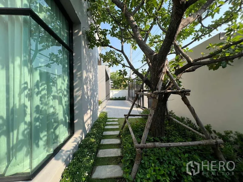 独立式住宅 出售在Suan Luang, Bangkok - 侧院花园，铺石步道与成树