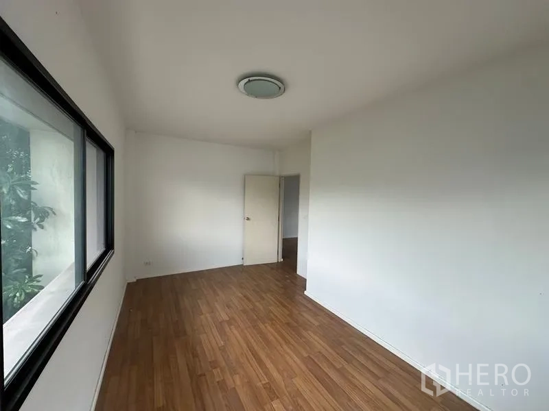独立式住宅 出售在Bang Khen, Bangkok - 狭长房间，木地板和大侧窗。