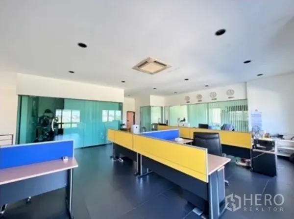 货栈 出租在Bang Phli, Samut Prakan - 开放式办公室，玻璃隔间与彩色工位