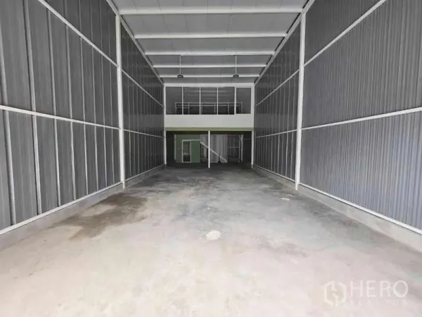 Warehouse for rent in Prawet, Bangkok - Deep storage hall with tall ceiling and heavy-duty concrete floor in Prawet, Bangkok.