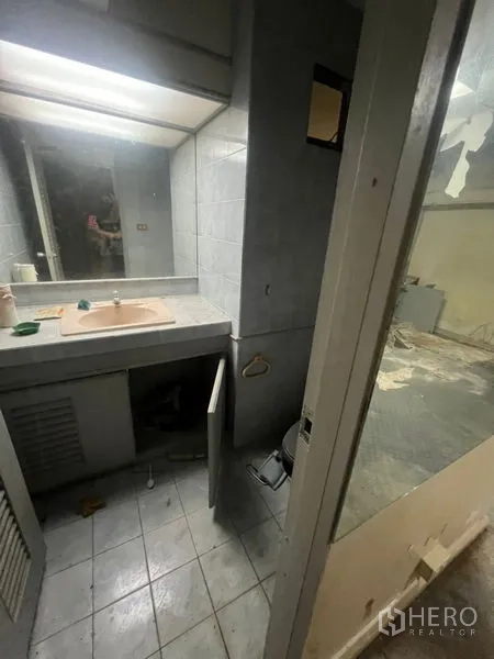 Retail Space for rent in Watthana, Bangkok - Compact restroom with sink, mirror and grey tile finishes.