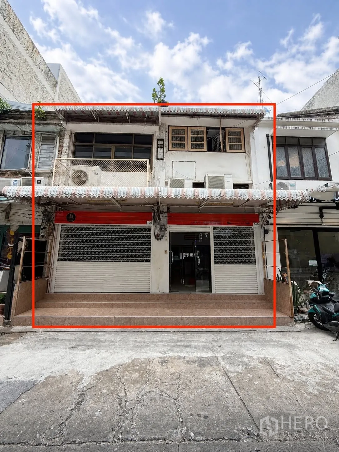 店屋 for rent in Bang Rak, Bangkok - 临街店屋外观，台阶为瓷砖铺设，配双卷闸门与楼上窗户。